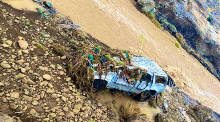 ওমানে তীব্র স্রোত ভাসিয়ে নিলো গাড়ি, তিন জনের মরদেহ উদ্ধার