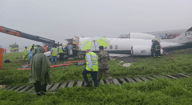 বৃষ্টির মধ্যে রানওয়েতে আছড়ে পড়ল বিমান