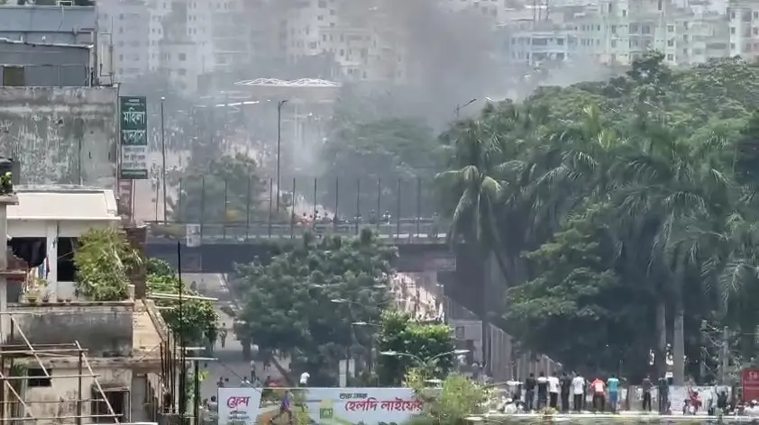 রামপুরায় শিক্ষার্থীদের সঙ্গে পুলিশের ধাওয়া-পাল্টা ধাওয়া