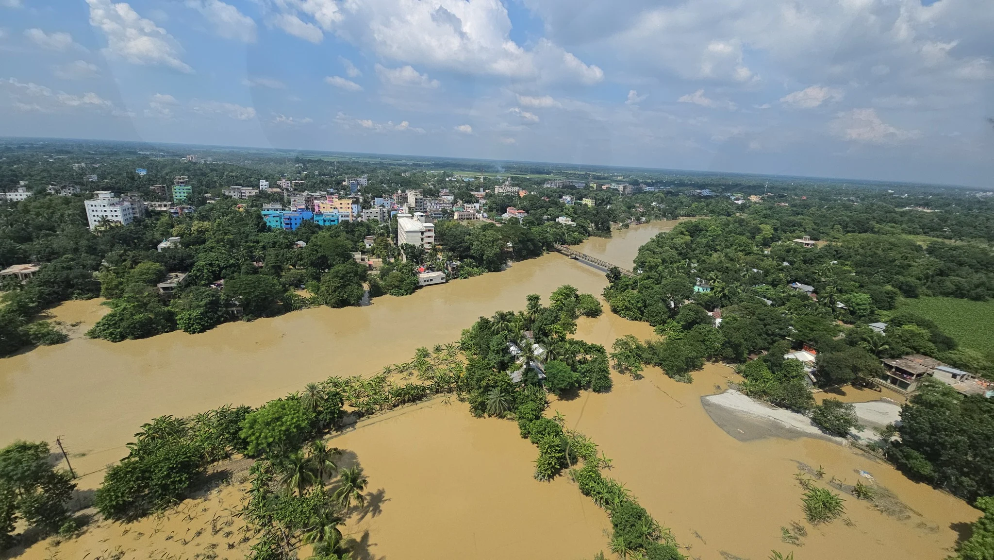 দুর্গম এলাকায় ত্রাণ পৌঁছে দিলো প্রবাসীর হেলিকপ্টার