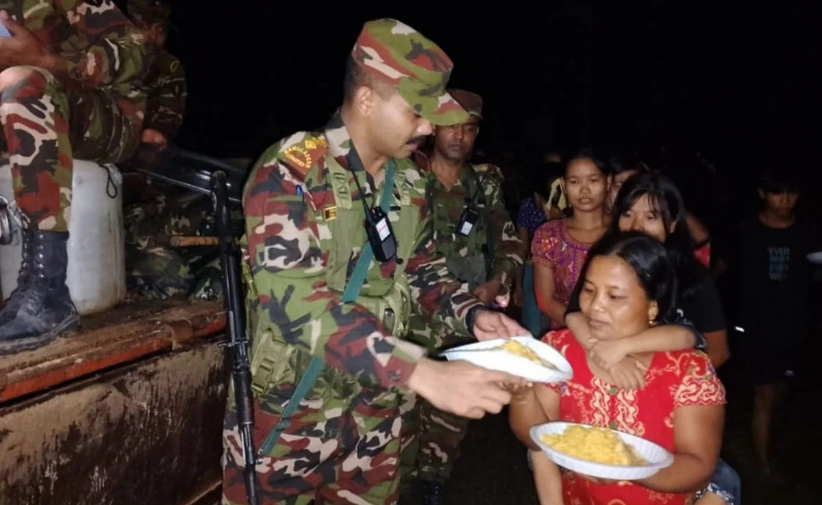 ত্রাণ তহবিলে একদিনের বেতন দিলেন সেনা সদস্যরা