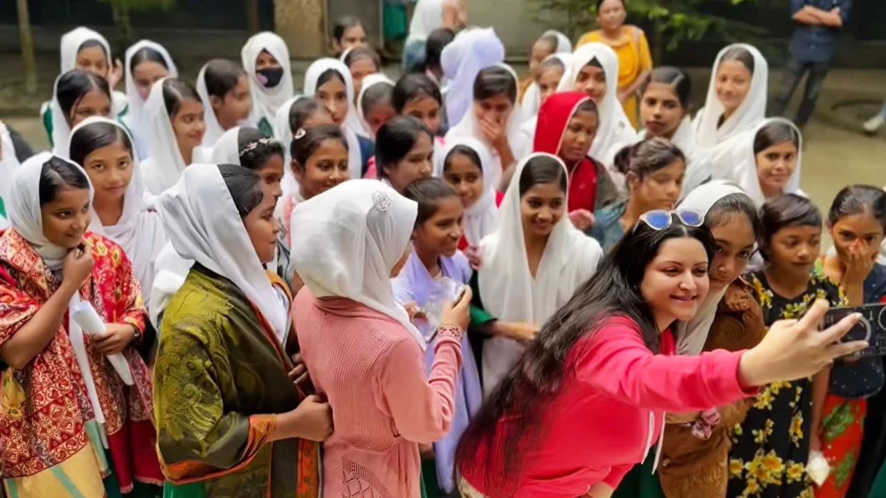 হঠাৎ পরীমণির বাড়ির সামনে শিক্ষার্থীদের ভিড়!