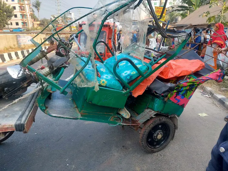 সড়ক দুর্ঘটনায় প্রবাসী নারী নিহত, মেয়েসহ আহত ৪