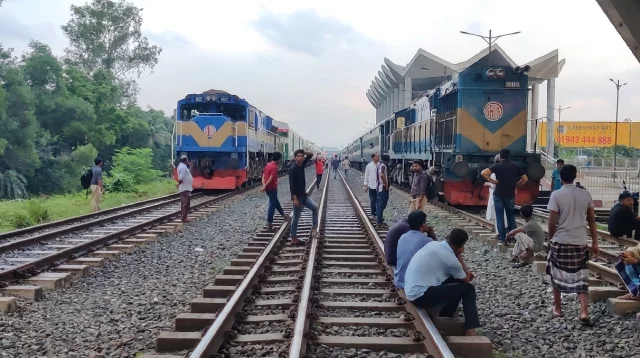 সারাদেশে ট্রেন চলাচল বন্ধ, স্টেশনে স্টেশনে ভোগান্তি