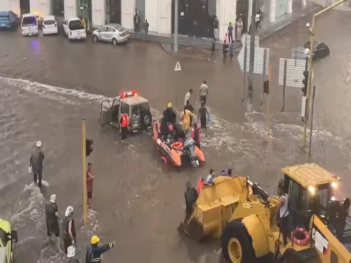 ভারী বৃষ্টিতে মধ্যপ্রাচ্যে স্কুল বন্ধ, বন্যার সতর্কতা