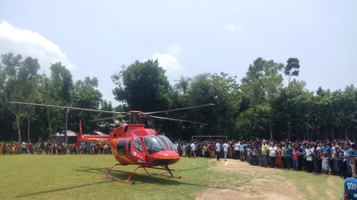 হেলিকপ্টারে বিদেশি বউ নিয়ে বাড়ি ফিরলেন প্রবাসী