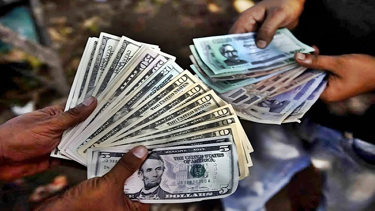 বেশি দামে ডলার বিক্রি করছে ব্যাংকগুলো