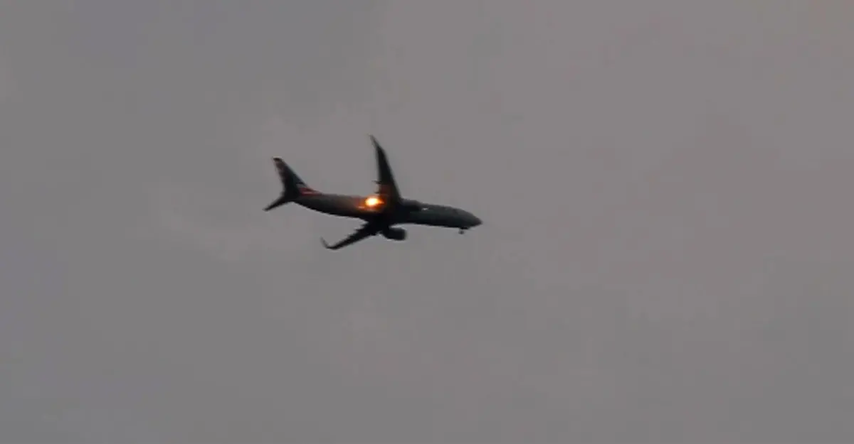 উড়ন্ত বিমানে আগুন; বেঁচে ফিরলেন ১৩৮ যাত্রী