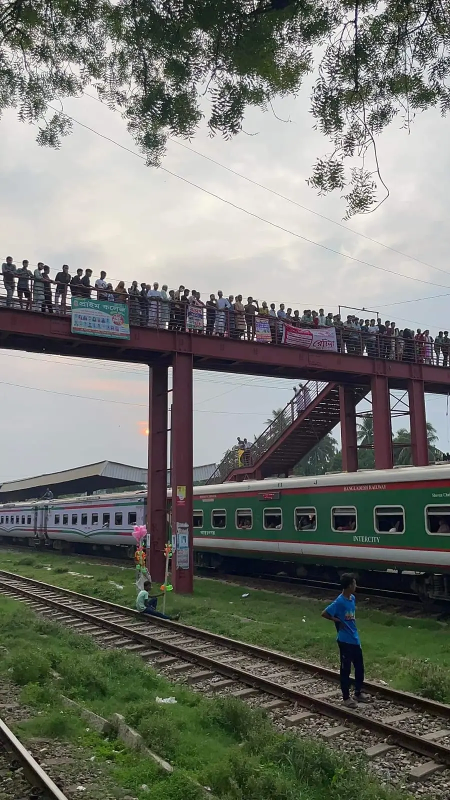 নরসিংদীতে ট্রেনে কাটা পড়ে মা ও সন্তানের করুণ মৃত্যু