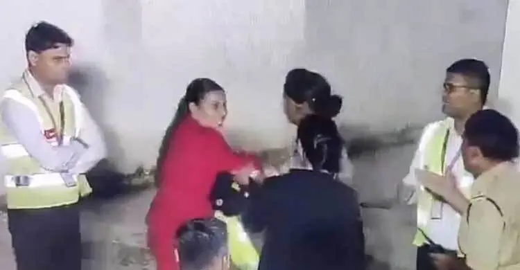 বিমানবন্দরে পুলিশ কর্মকর্তাকে চড়, গ্রেপ্তার নারী কর্মী