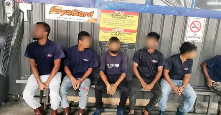 পাসপোর্টের শর্ত ভঙ্গ, ১২ বাংলাদেশি গ্রেফতার