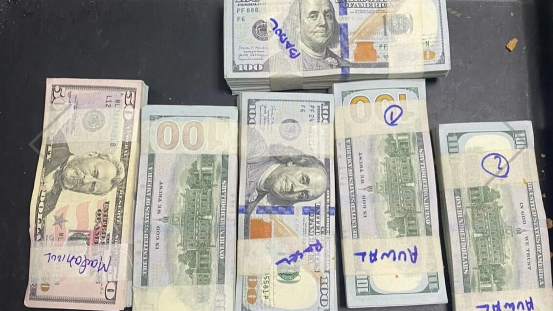 প্রবাসী বাংলাদেশিকে বিপুল পরিমাণ ডলারসহ আটক