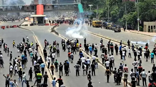 পুলিশ ও আন্দোলনকারীদের মধ্যে সংঘর্ষ, গুলিবিদ্ধ ১