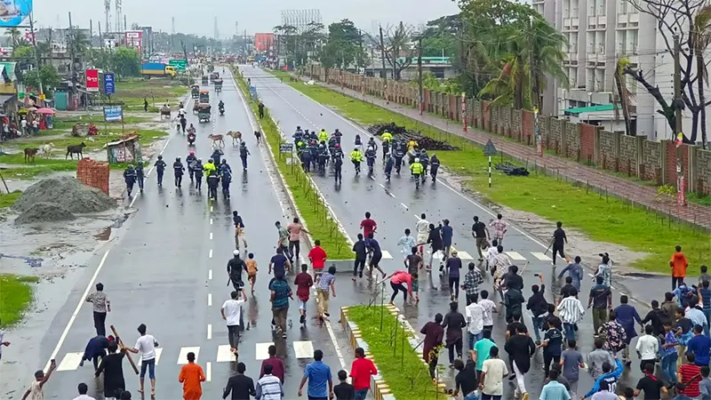 খুলনায় শিক্ষার্থীদের সঙ্গে পুলিশের সংঘর্ষ