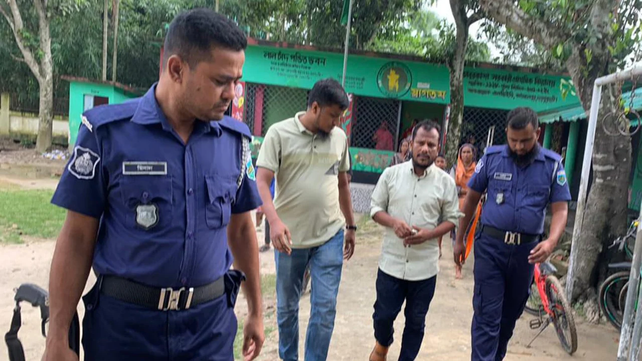 আবু সাঈদকে নিয়ে কটূক্তি, দপ্তরিকে পুলিশে দিল ছাত্ররা