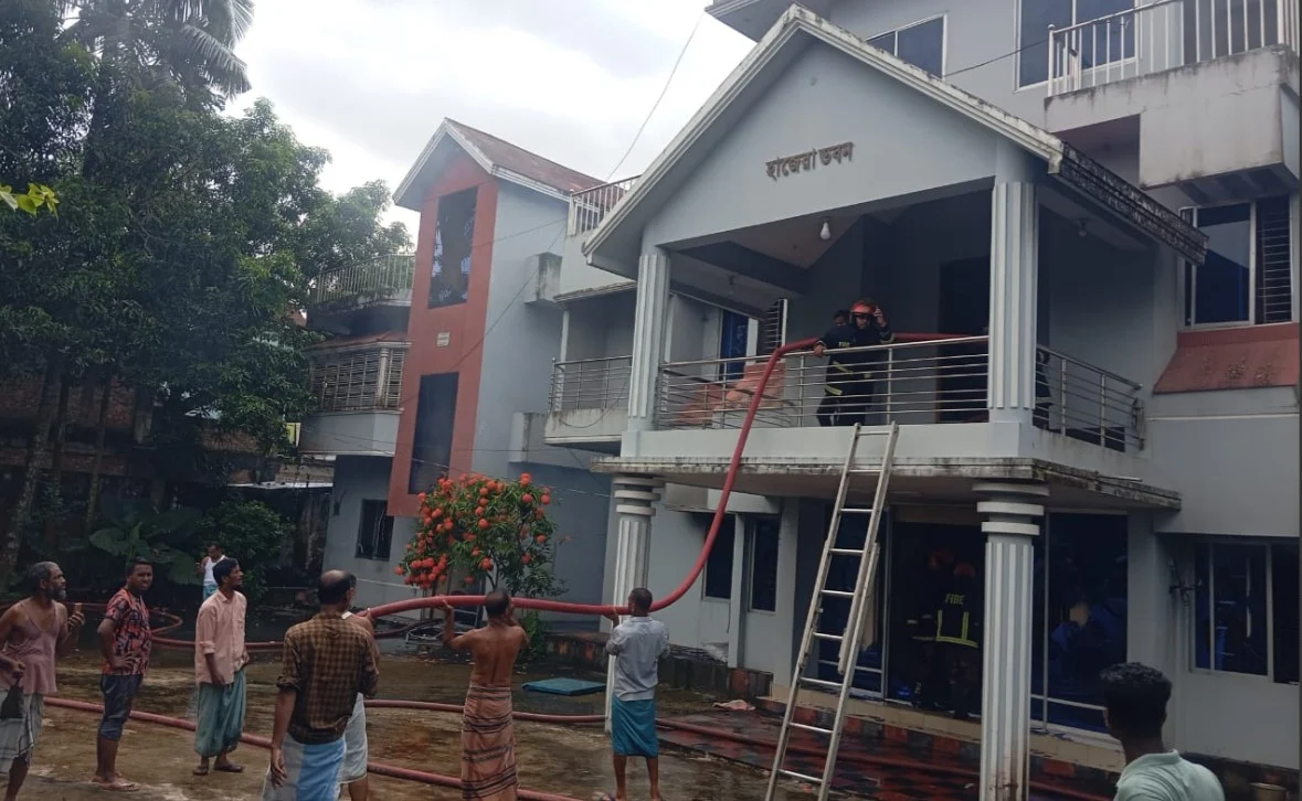 ক্ষতিগ্রস্ত বাড়ি