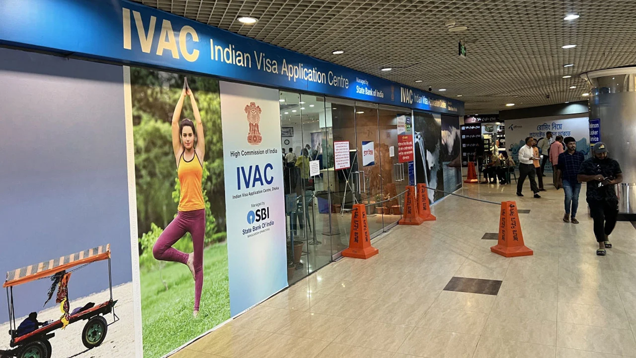 ভিসার দাবিতে বিক্ষোভ