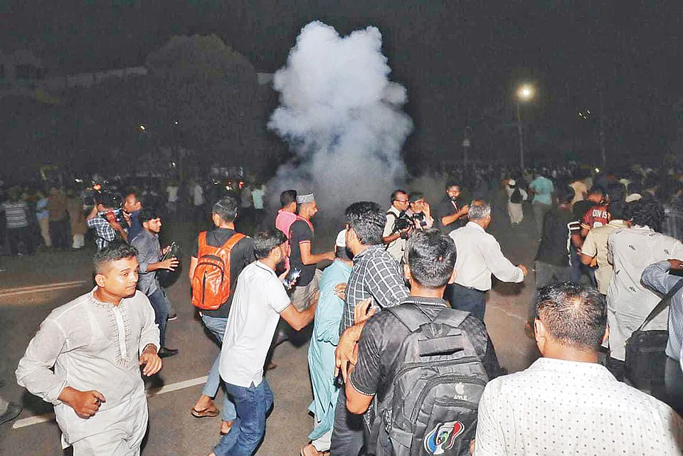 রাষ্ট্রপতির অপসারণ দাবিতে বিক্ষোভ, বিদায়ের ক্ষেত্র প্রস্তুত