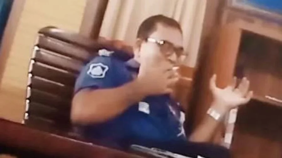 কার্যালয়ে বসে ওসির ধুমপান, তোলপাড়