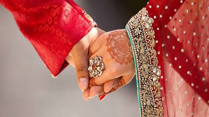 অন্তরঙ্গ ছবি প্রকাশে বিয়ের দুদিনের মাথায় ফাঁস নেয়া সেই কলেজছাত্রীর মৃত্যু