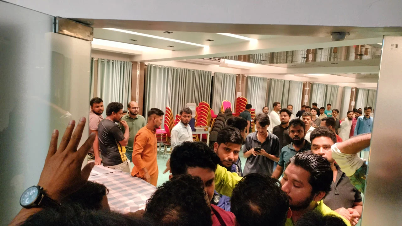 আবাসিক হোটেলে গোপন বৈঠকের সময় ১৯ আওয়ামী কর্মী আটক