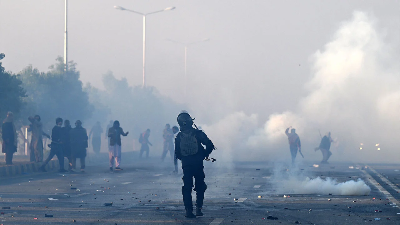 উত্তাল পাকিস্তানে পুলিশসহ নিহত ৬, ইসলামাবাদে সেনা মোতায়েন