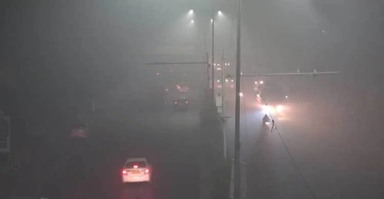 গাঢ় ধোঁয়াশায় বিমান চলাচল বিঘ্নিত