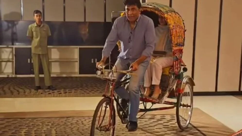 ঢাকায় রিক্সা চালাচ্ছেন পাকিস্তানের রাস্ট্রদূত