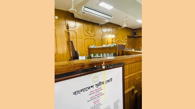 বিচারপতিকে ডিম ছুড়লেন আইনজীবীরা