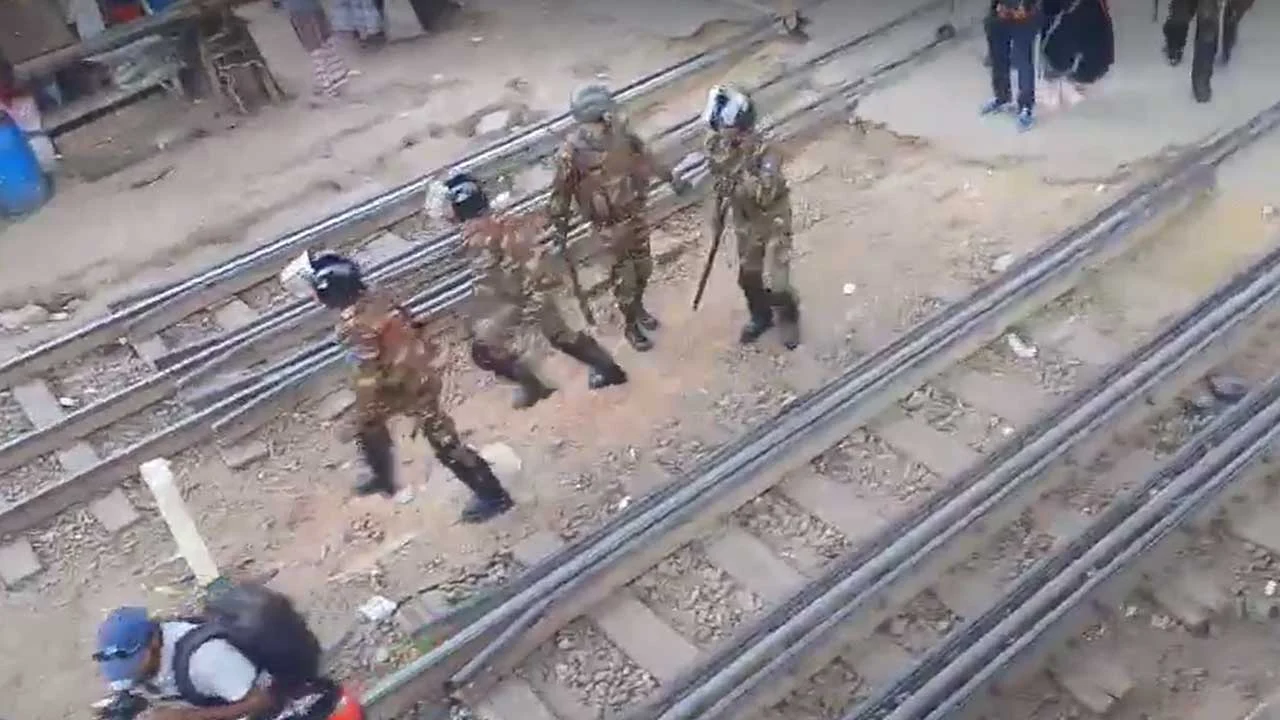 মহাখালীতে অটোরিকশা চালকদের ধাওয়া দিল সেনাবাহিনী