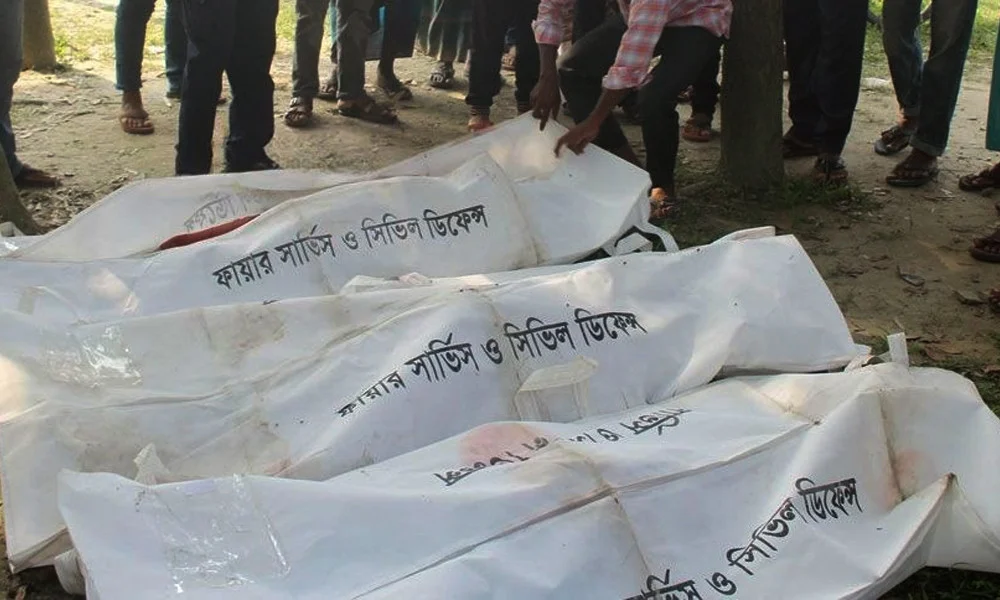 রেললাইনে বসে গল্প, ট্রেনে কাটা পড়ে একসঙ্গে ৪ জনের মৃত্যু