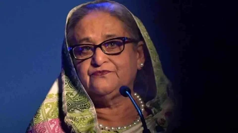 শেখ হাসিনাকে গ্রেফতারে ইন্টারপোলে রেড নোটিশ জারি করতে আইজিপিকে চিঠি