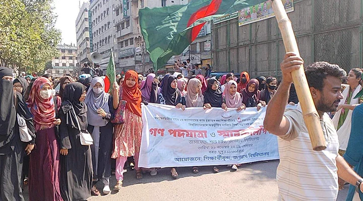 ৩ দফা দাবিতে শিক্ষামন্ত্রণালয় অভিমুখে জবি শিক্ষার্থীরা