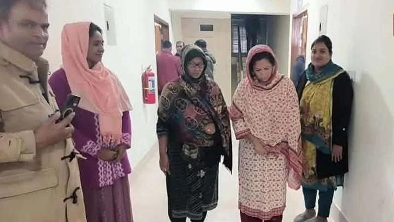 দায়িত্বরত পুলিশকে জুতাপেটা, দুই নারী আটক