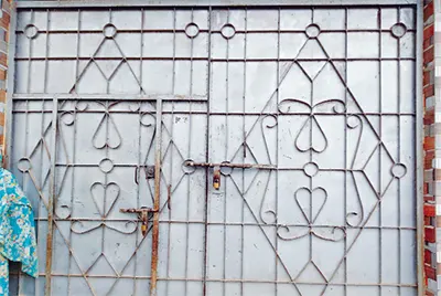 চাঁদা না পেয়ে প্রবাসীর ঘরে তালা, অভিযুক্ত ইউপি সদস্য