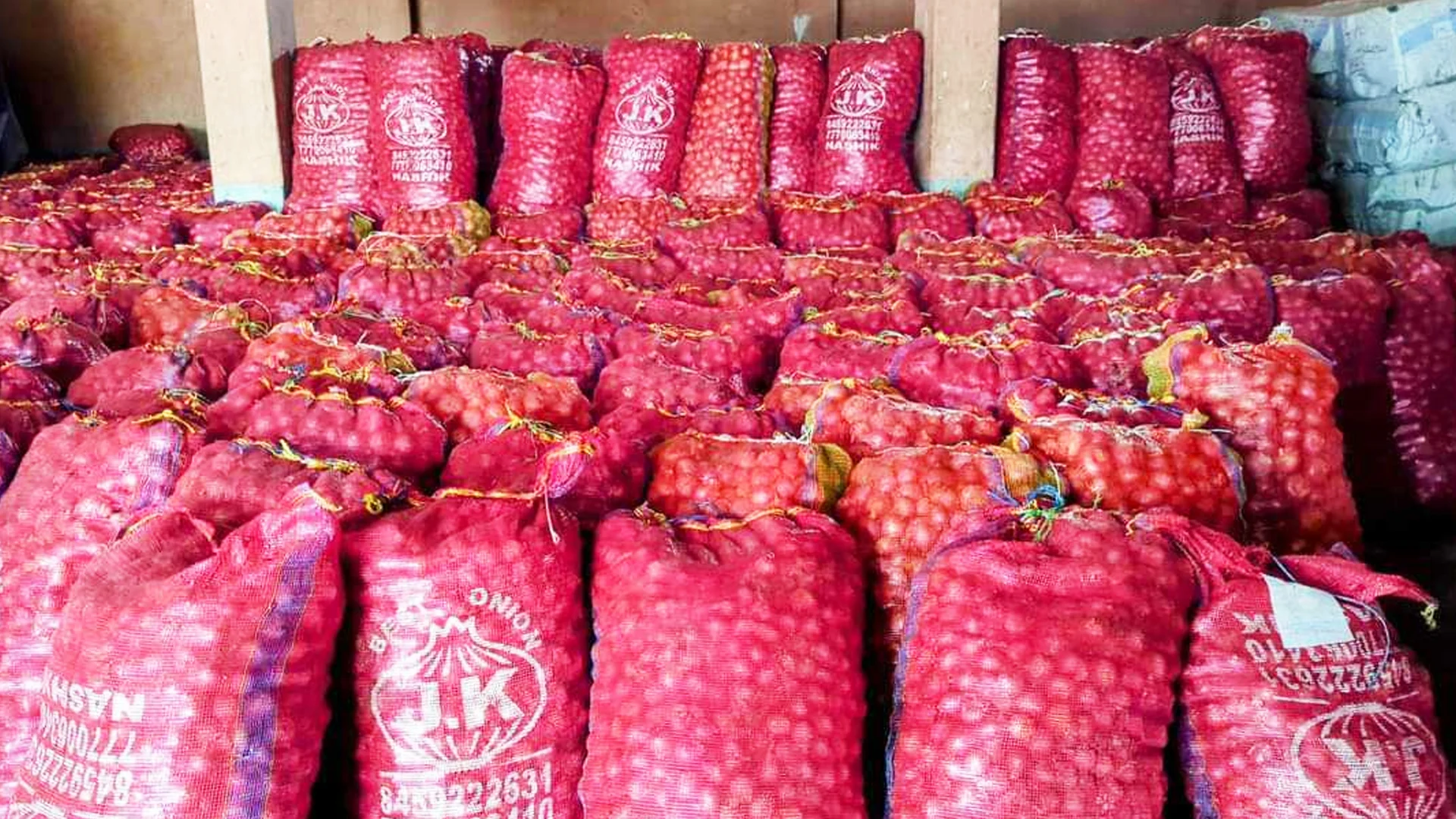 ভারতীয় পেঁয়াজে ক্রেতা সংকট, কমছে দাম