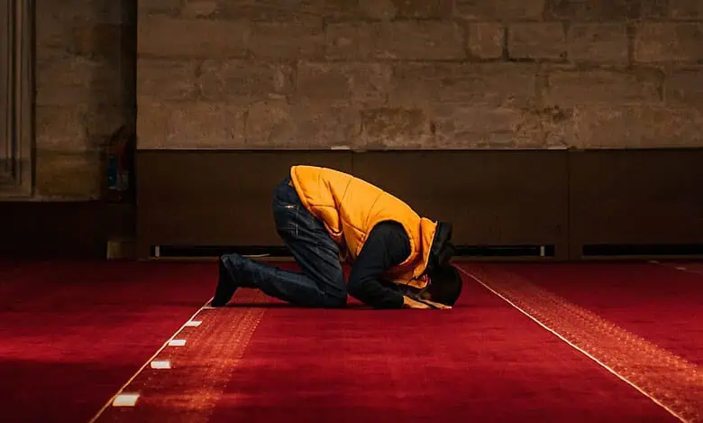 মধ্যপ্রাচ্যে কাজের সময় নামাজ আদায়কালে প্রবাসীকে মারধর