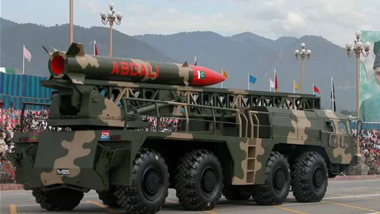 পাকিস্তানের কাছে দূর পাল্লার মিসাইল চাইছে বাংলাদেশ!