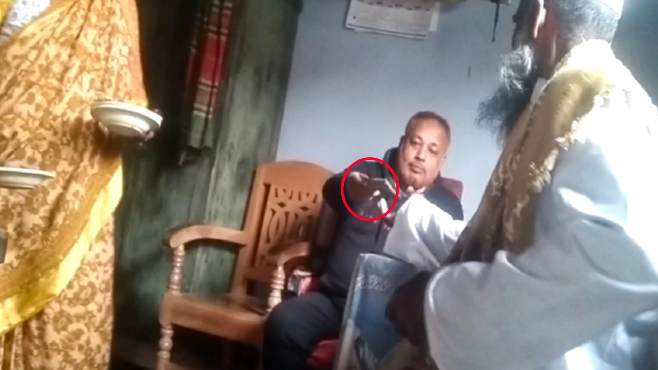 ঘুষের টাকা ফেরত দিলেন সরকারি কর্মকর্তা