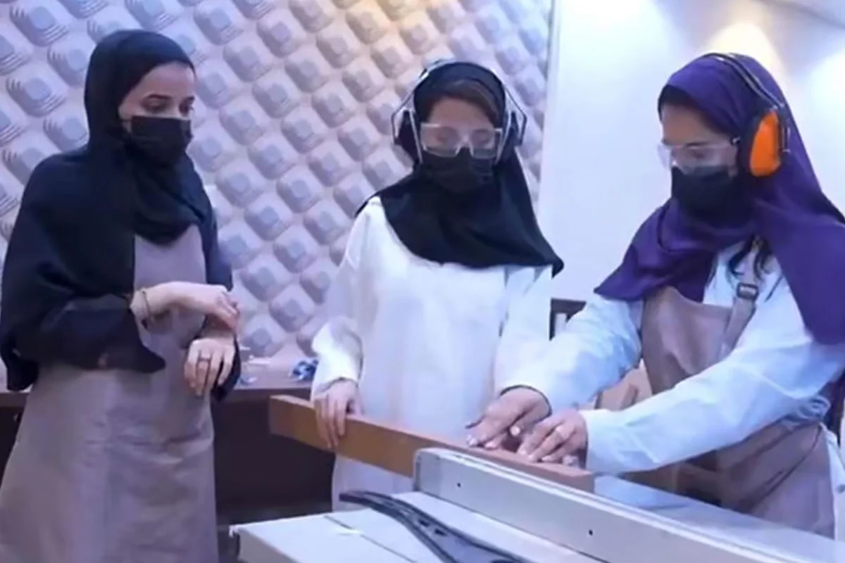 ঐতিহ্যবাহী কাঠখোদাই শিল্পে নেতৃত্ব দিচ্ছেন সৌদি নারীরা