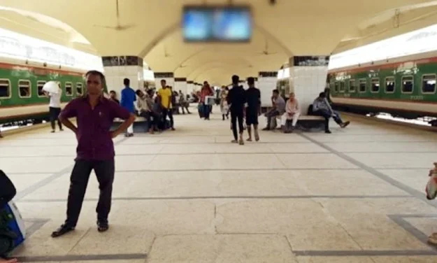 কমলাপুরে ডিসপ্লেতে হঠাৎ নীল ছবি, পাথর ছুড়ে মনিটর ভাঙলেন যাত্রী