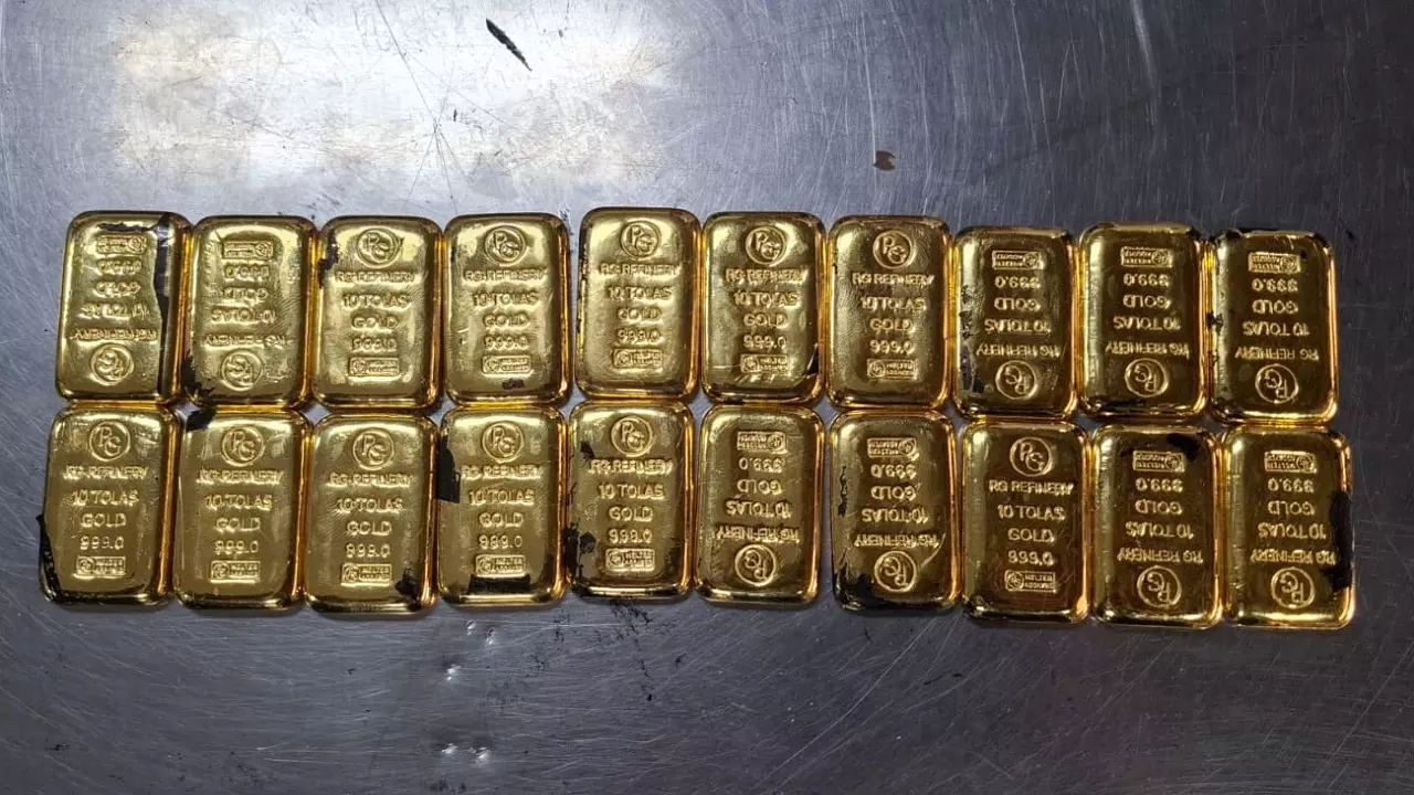 চট্টগ্রামে বিমানের সিটের নিচে মিলল আড়াই কেজি স্বর্ণ