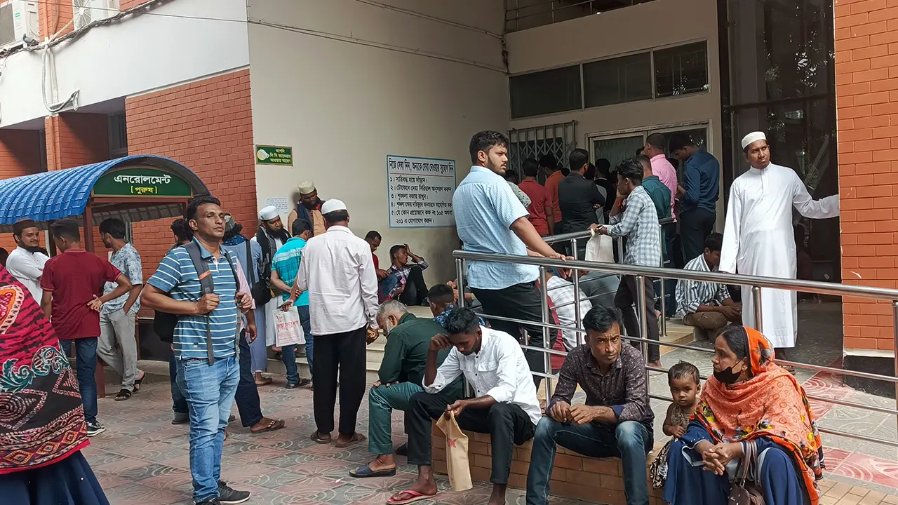 দালাল না ধরলে পাসপোর্ট পেতে চরম ভোগান্তি!