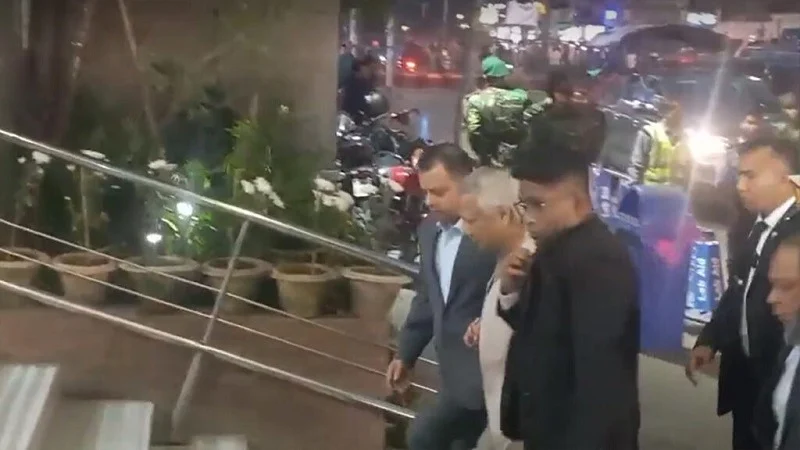 বিমানবন্দরে নেমেই হাসপাতালে ছুটে গেলেন ড. ইউনূস