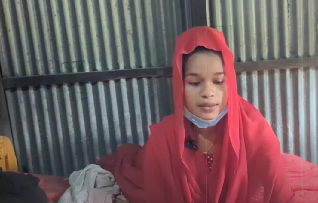 বিয়ের দাবিতে প্রবাসীর বাড়িতে মেয়ে মা খালার অনশন!