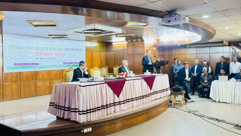 ৫০ হাজার টাকা পেলেন প্রবাসফেরত ১৮৬ কর্মী