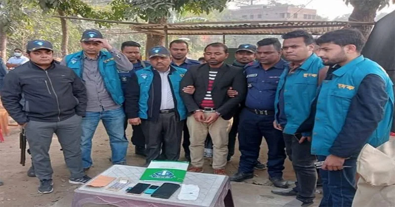 ঘুষসহ হাতেনাতে ধরা পাসপোর্ট অফিসের কর্মকর্তা