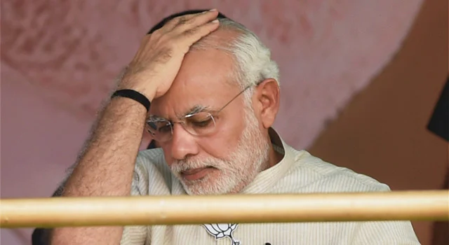 এবার নিজের গদি বাঁচাতে মরিয়া নরেন্দ্র মোদী!