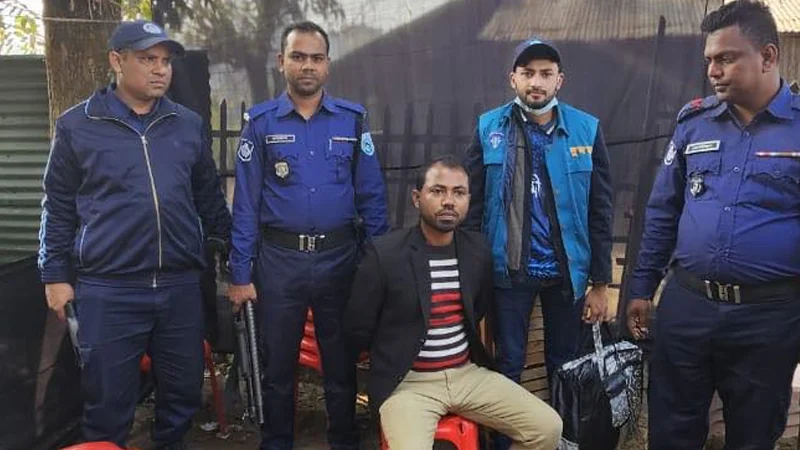 ঘুষের টাকাসহ পাসপোর্টের হিসাবরক্ষক গ্রেপ্তার