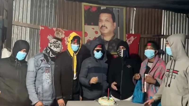 চোখ মুখ ঢেকে অজ্ঞাত স্থানে নিষিদ্ধ ছাত্রলীগের প্রতিষ্ঠাবার্ষিকী উদযাপন